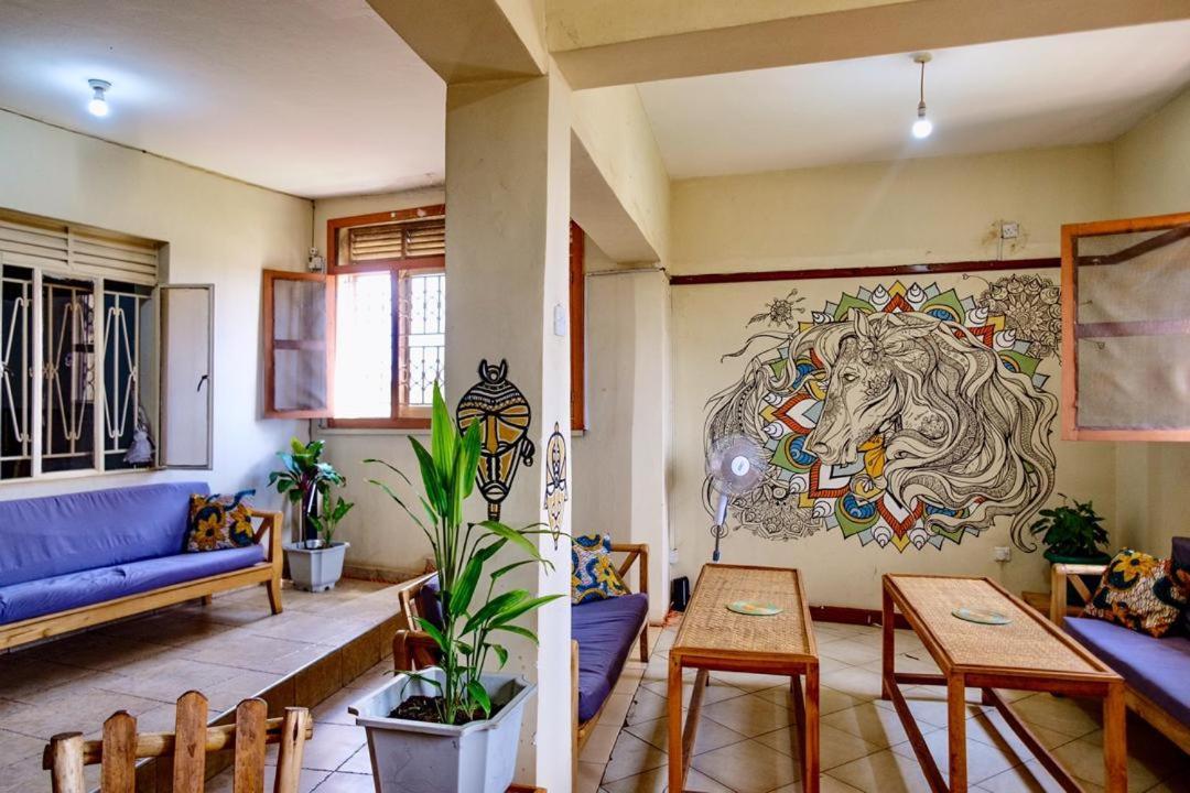 The Five Horsemen Hostel Кампала Екстериор снимка