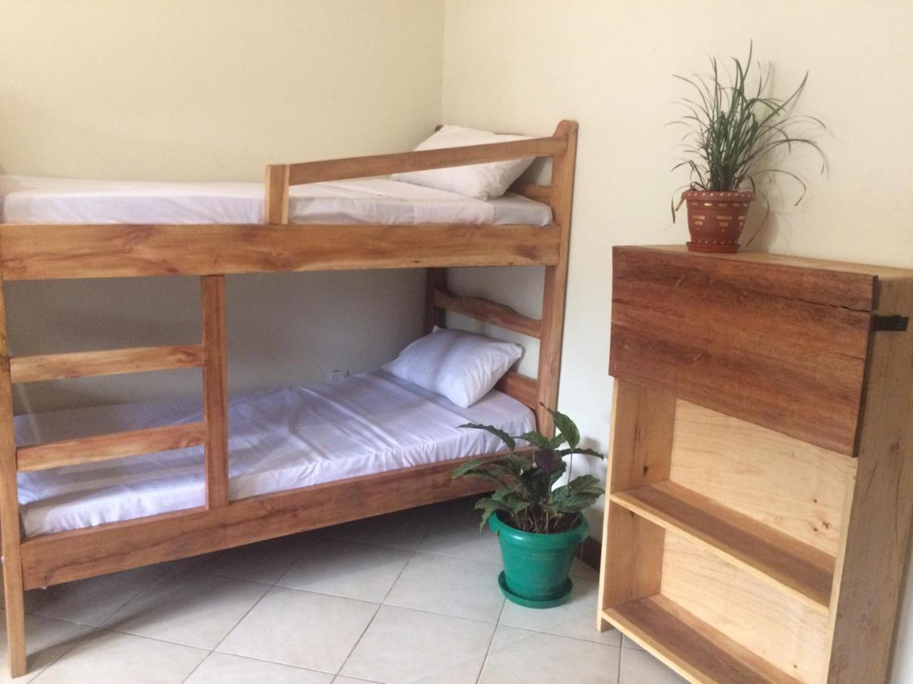 The Five Horsemen Hostel Кампала Екстериор снимка