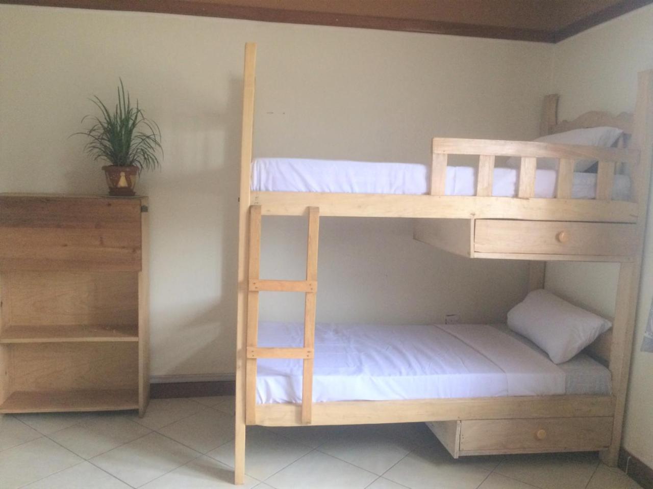 The Five Horsemen Hostel Кампала Екстериор снимка