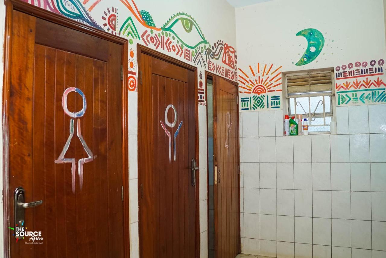 The Five Horsemen Hostel Кампала Екстериор снимка